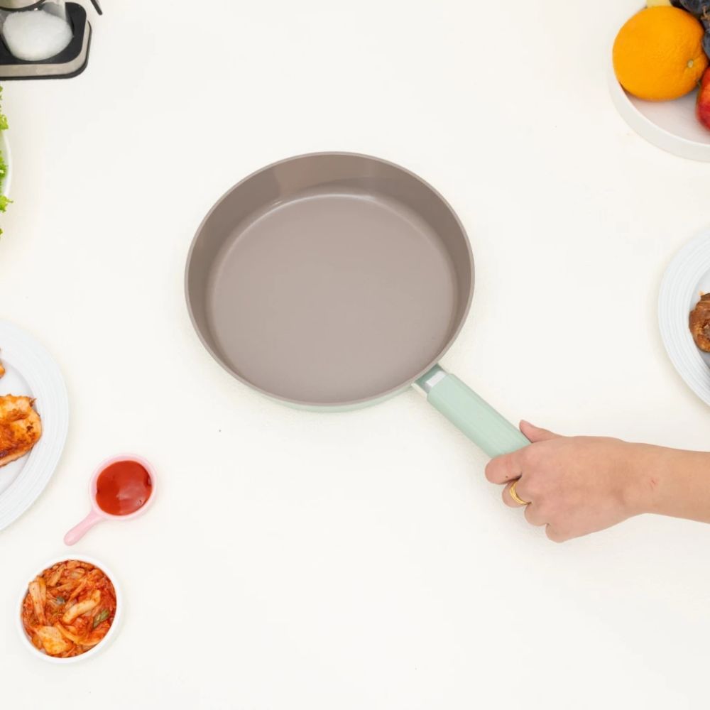 Kích thước 24cm phù hợp cho bữa ăn hằng ngày.