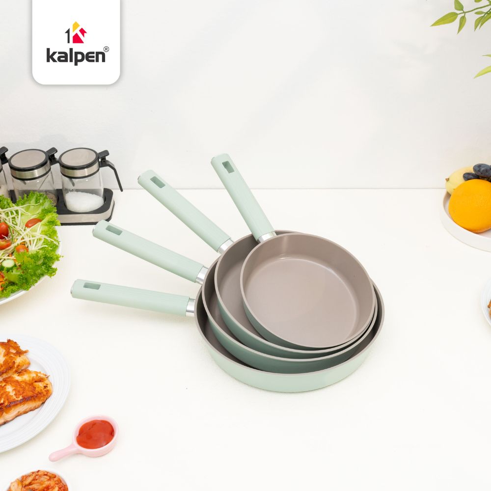 Màu xanh pastel tạo điểm nhấn cho không gian bếp.