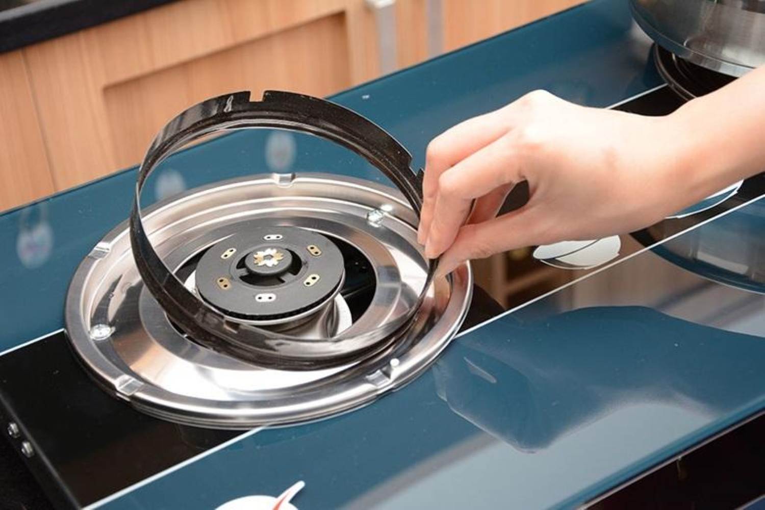 Bếp được trang bị khung kim loại tráng men với thành cao giúp chắn gió tốt 