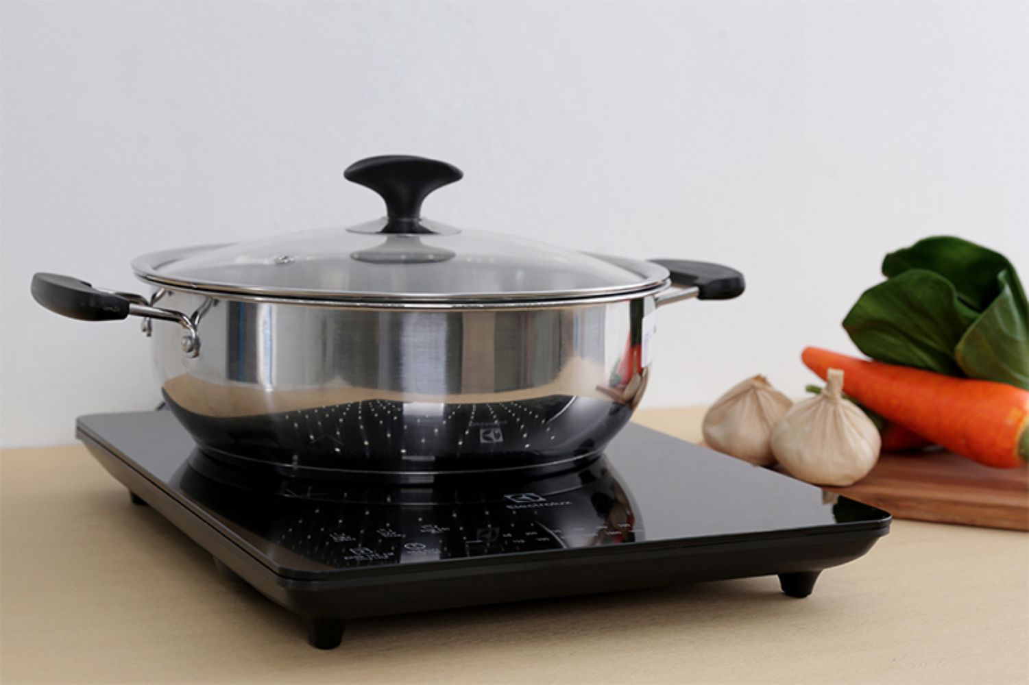 Bếp từ Electrolux ETD42SKA chỉ sử dụng được những loại nồi có đáy nhiễm từ