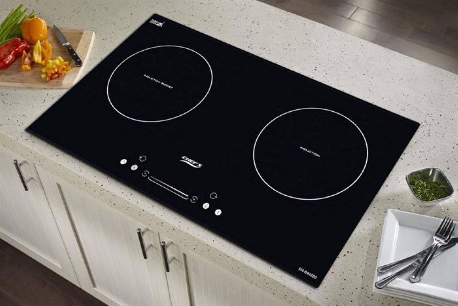 Bếp được thiết kế lắp âm tinh tế và tông đen sang trọng