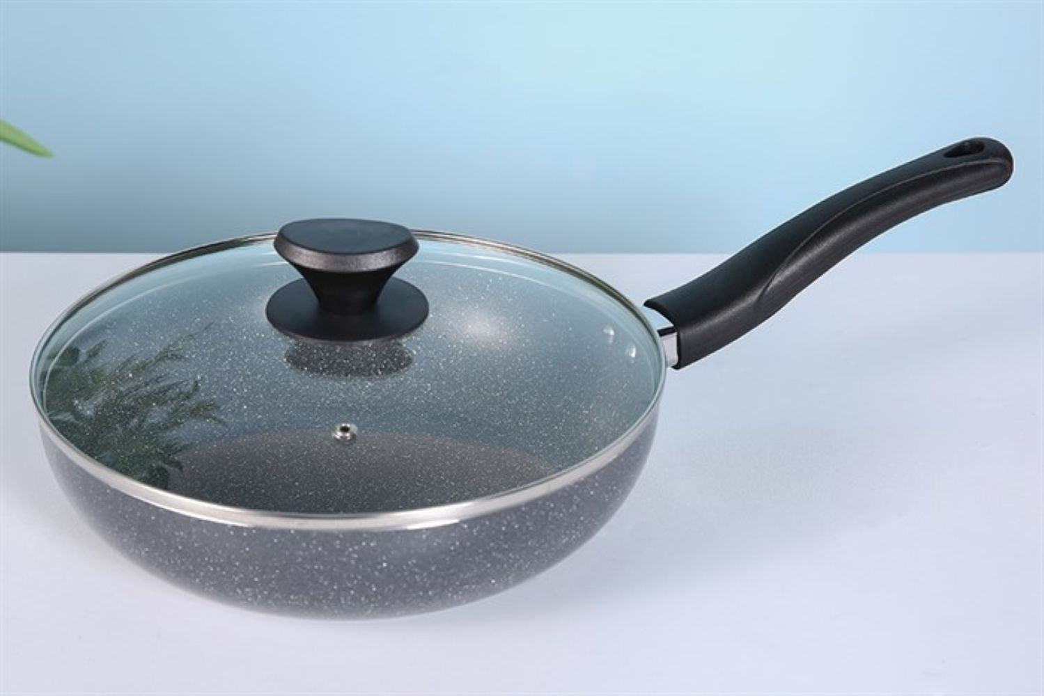 Chảo có đường kính 26cm và thiết kế lòng sâu, thành chảo cao
