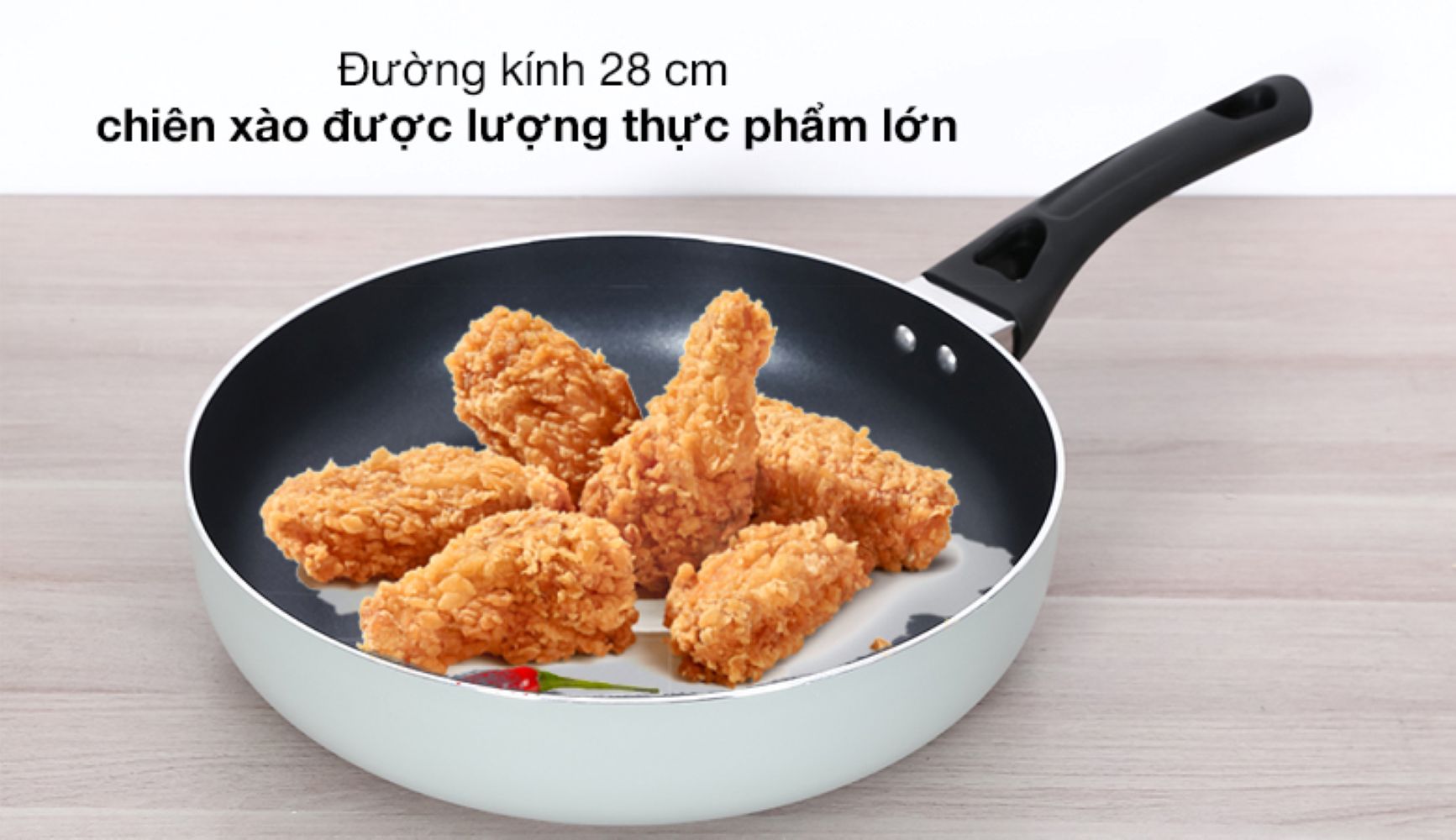 Chảo có đường kính 28 cm và chiều cao thành chảo 6.5 cm