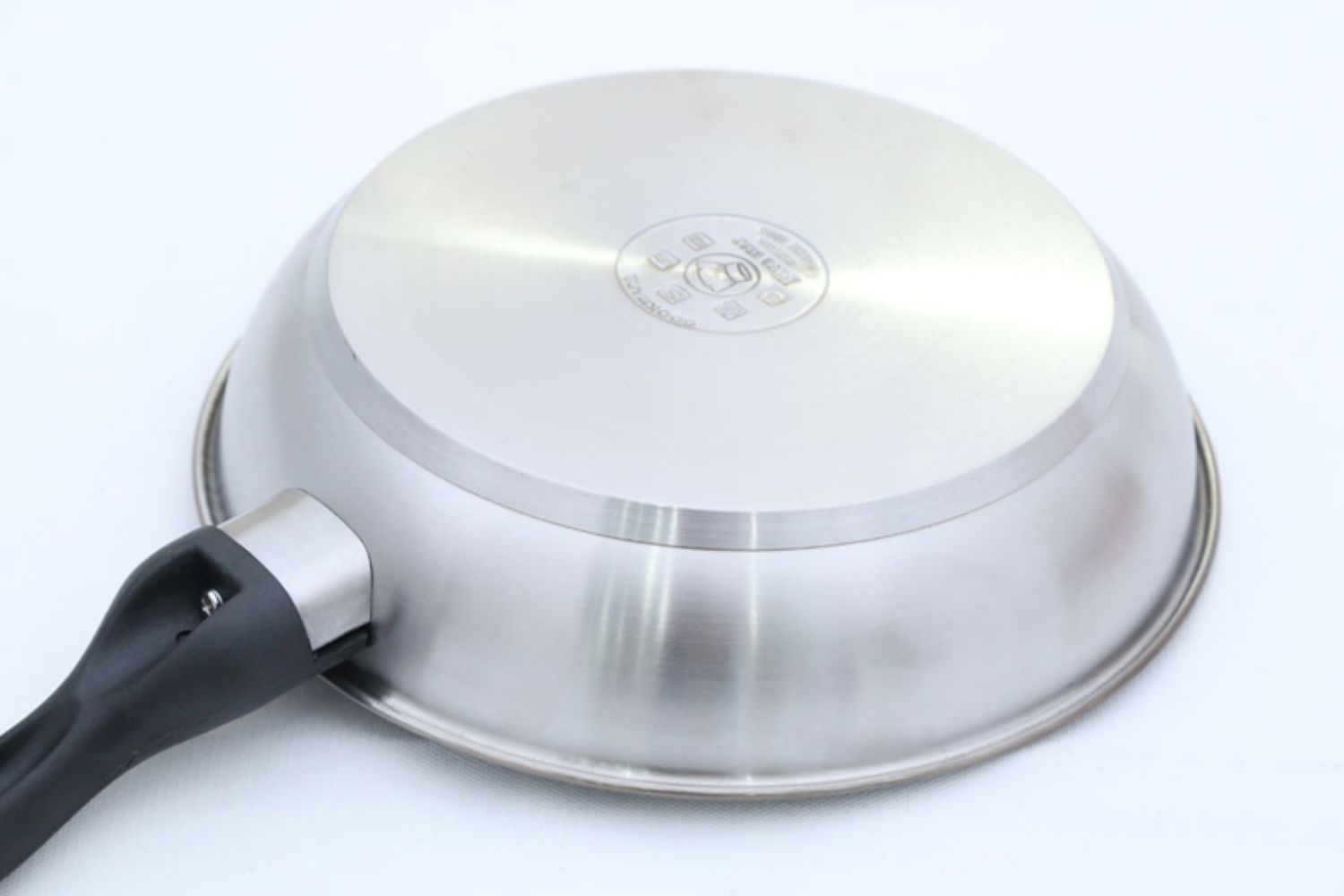 Đáy chảo 3 lớp hấp thu nhiệt nhanh và dẫn nhiệt tỏa đều