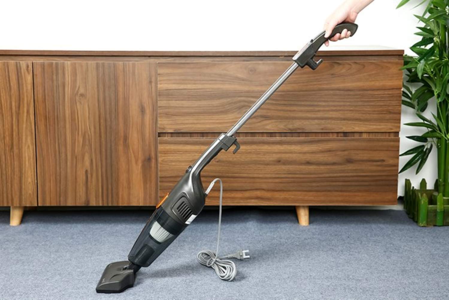 Hoạt động thông qua dây nguồn với điện áp 220-240V