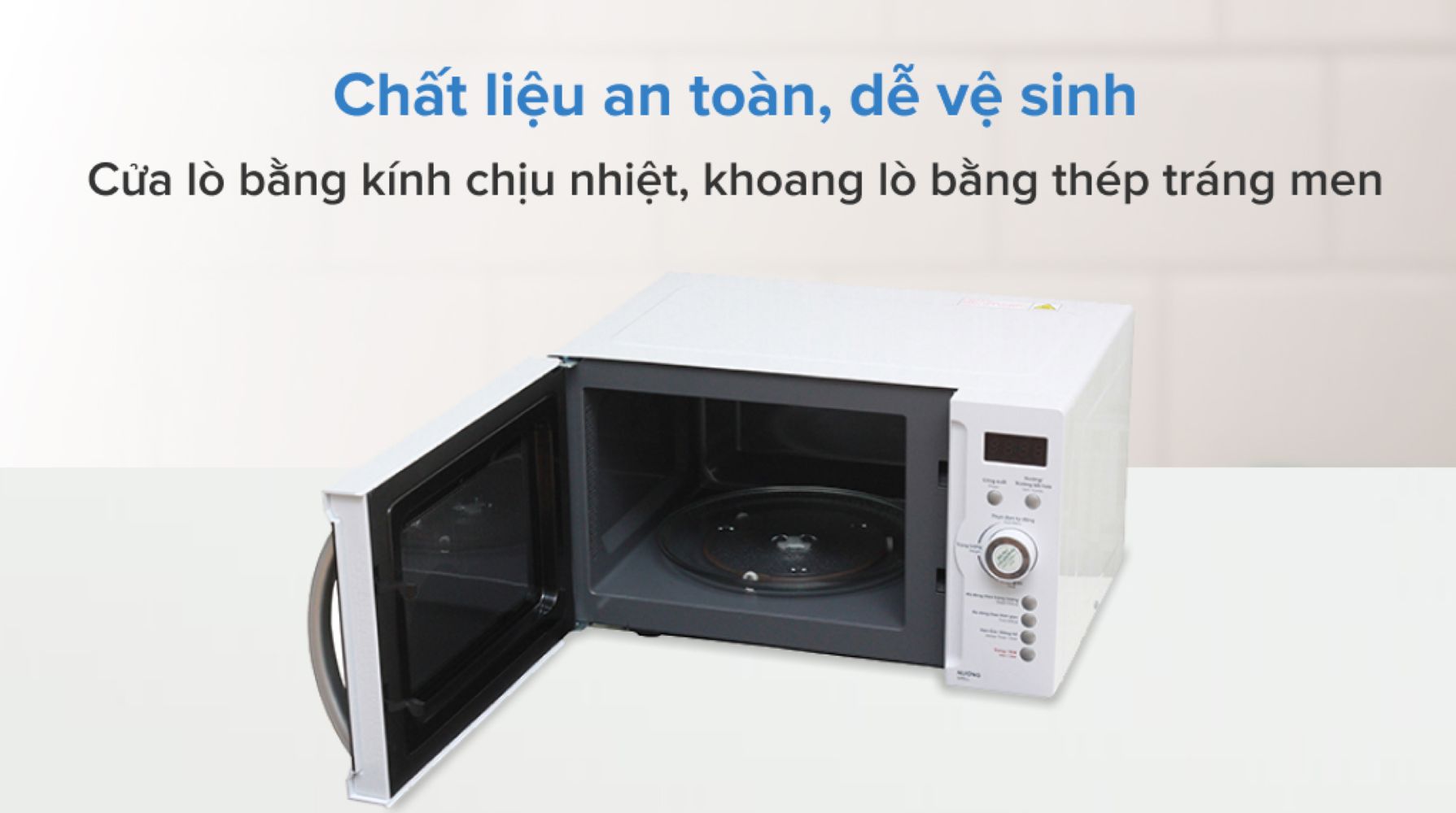 Khoang lò làm từ thép tráng men, thiết kế rộng rãi với dung tích 23 lít