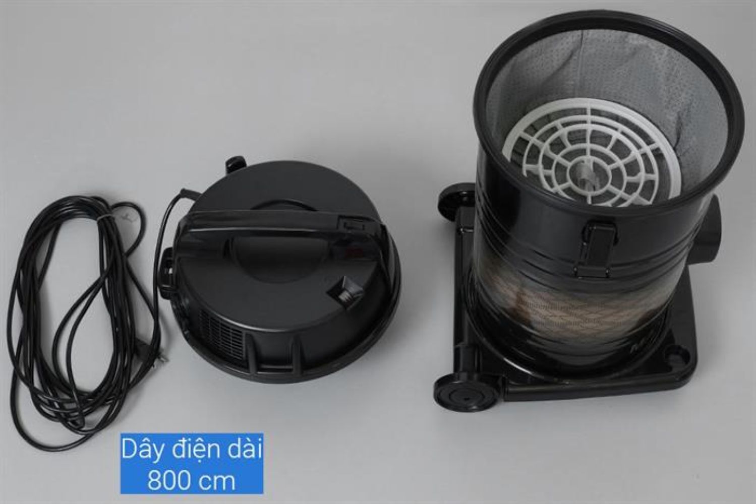 Máy có dây điện dài 8m, giúp người dùng di chuyển đến các vị trí xa ổ cắm