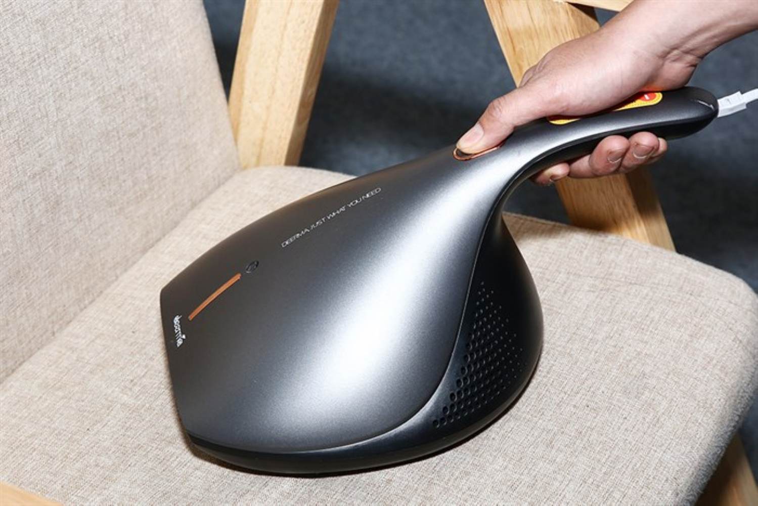 Máy vận hành với độ ồn tối đa khoảng 75dB, giúp hạn chế tiếng động lớn