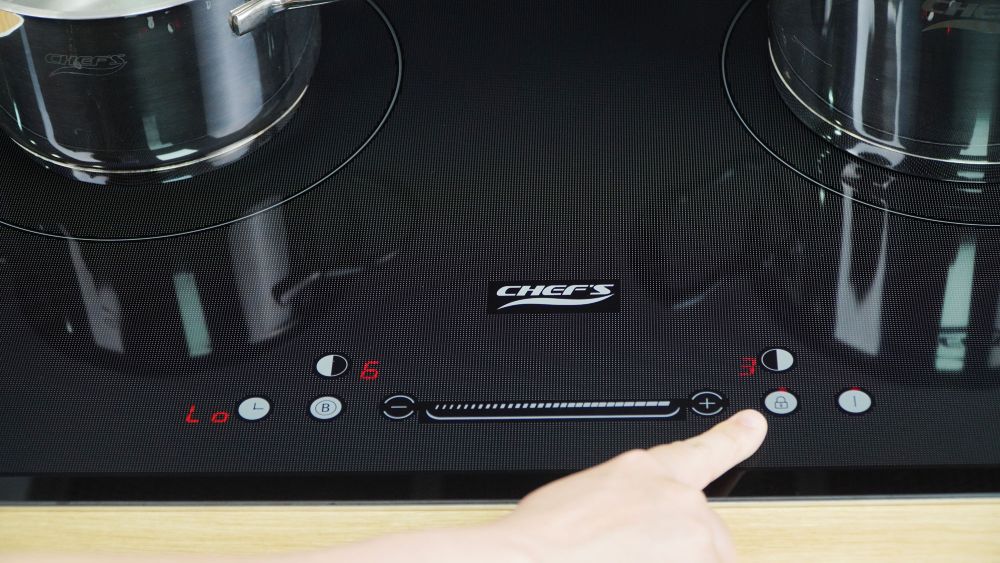 Sản phẩm được tích hợp tính năng khóa trẻ em và cảnh báo nhiệt độ khi bếp còn nóng