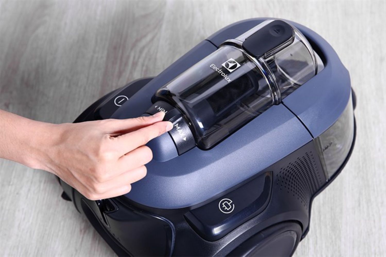 Trang bị tính năng điều chỉnh sức hút bụi bằng nút gạt trực tiếp trên thân máy