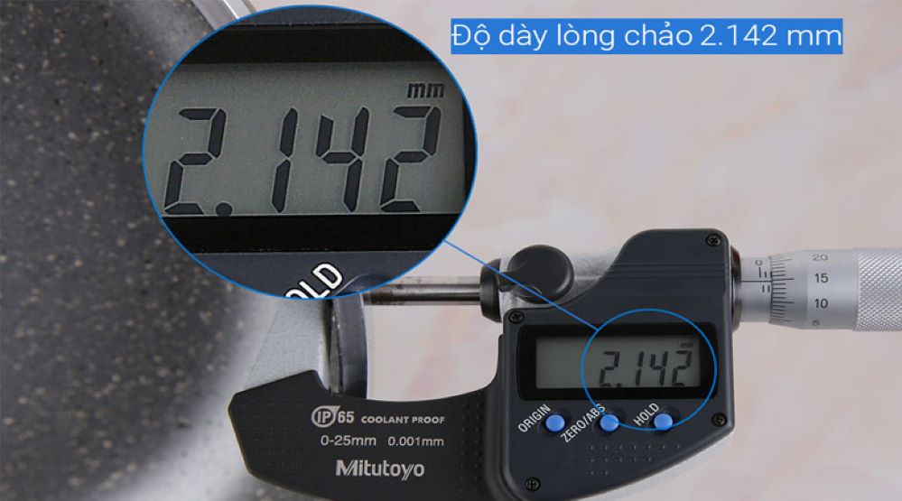 Chất liệu nhôm dày dặn, bề mặt chống dính vân đá bền tốt
