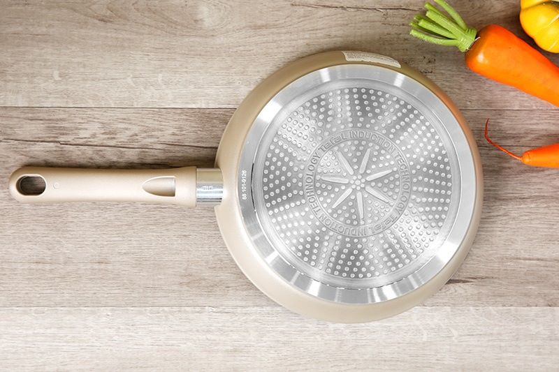 Đáy phẳng, độ dày hợp lý giúp giữ nhiệt tốt