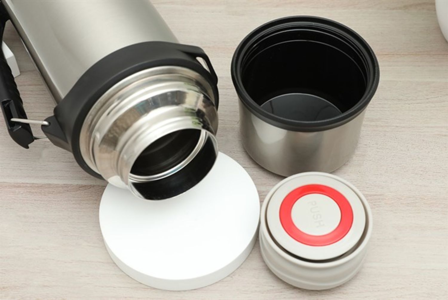 Nắp 2 cấp, khóa chống đổ tiện lợi.