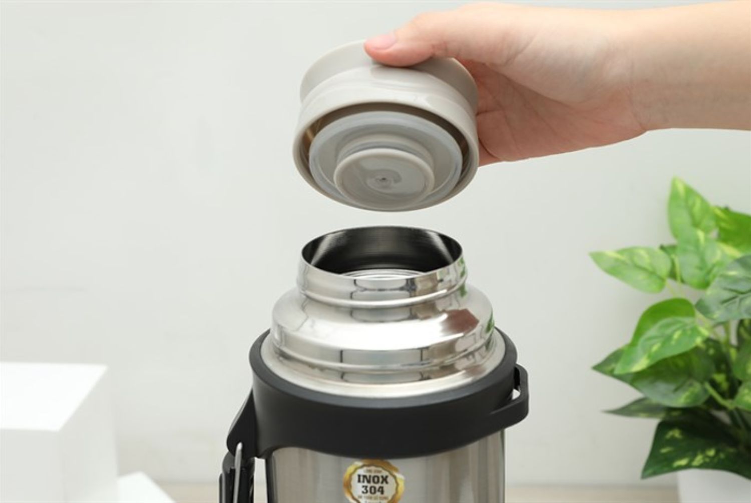 Nắp nhựa PP cao cấp, dễ vệ sinh.