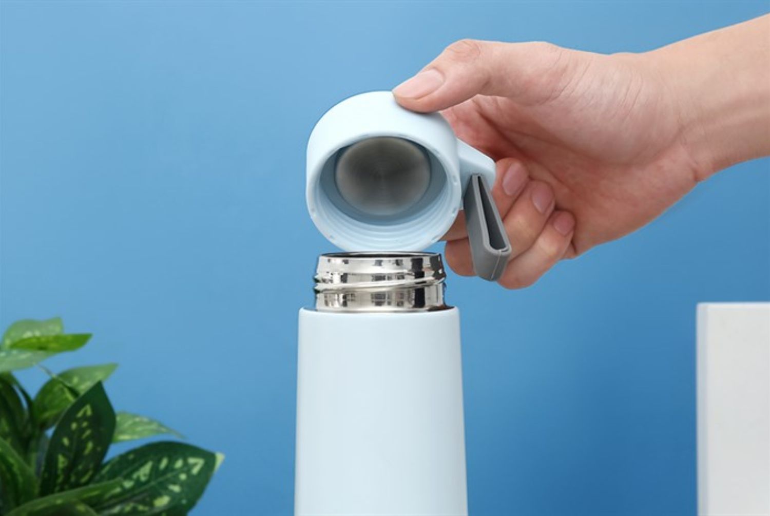 Nắp nhựa PP kèm ron silicone kín hơi, chống rò rỉ.